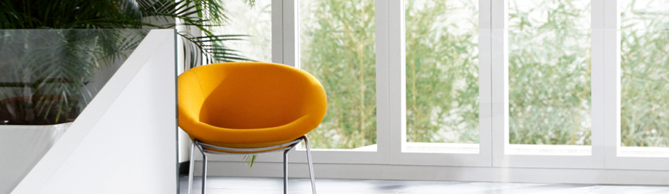 Gelber Stuhl vor einer Fensterfront