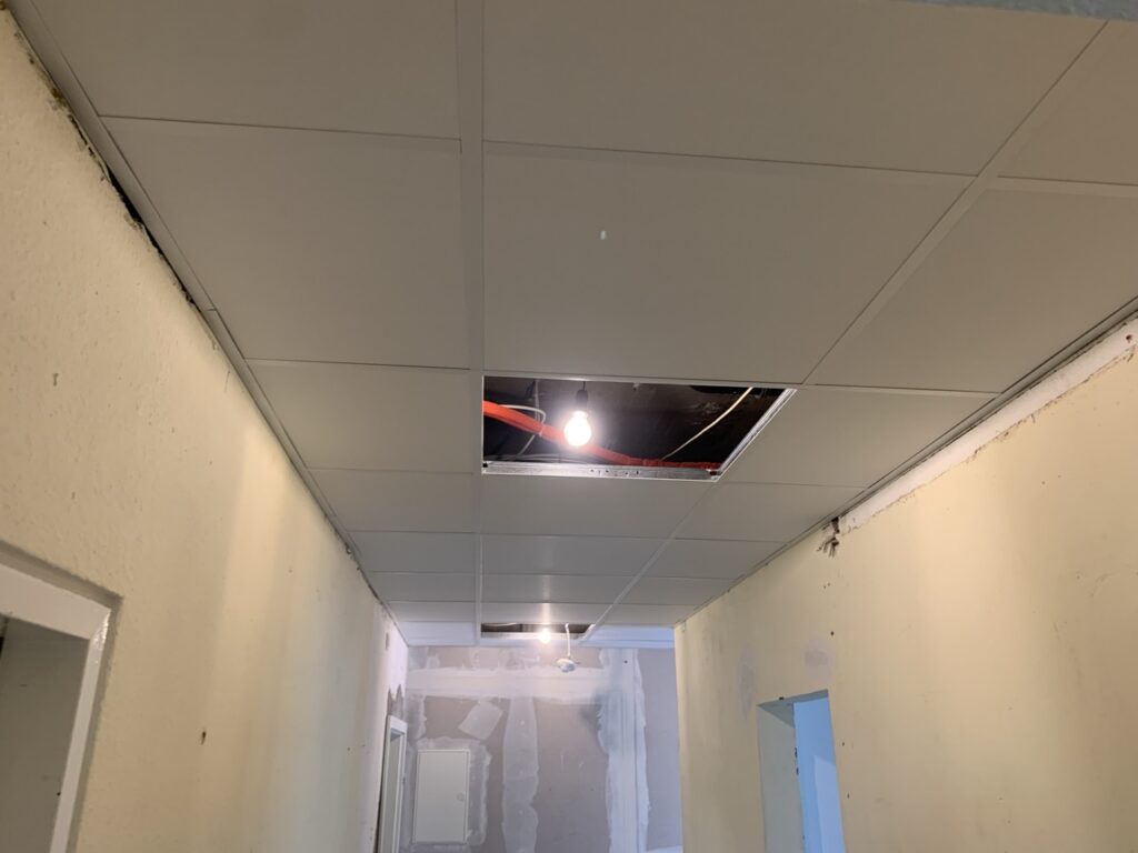 Innenraum mit einer Deckenverkleidung aus quadratischen Platten.